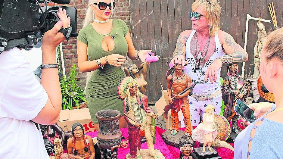 Bert Wollsheim mit seiner damaligen Ehefrau Sophia auf dem Berderhof in Schiefbahn beim Verkauf von Trödel, den er aus seiner „Crazy Horse Ranch“ ausgemistet hatte.