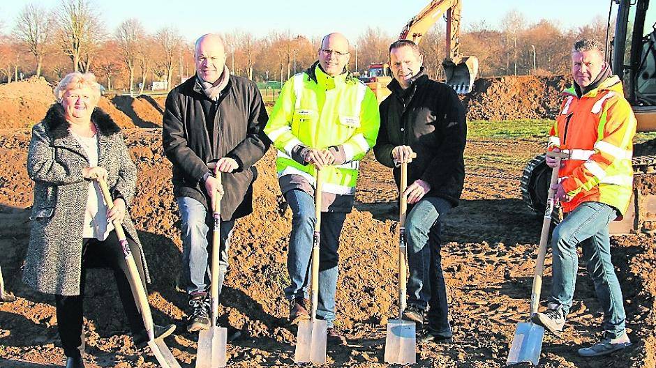  Klaudia Foest (stellvertretende Bürgermeisterin), Bernd (Gemeinde Schwalmtal), Dirk Lankes (Schwalmtalwerke), Bürgermeister Michael Pesch und Dirk Moßig (Blandfort) beim offiziellen Spatenstich.  