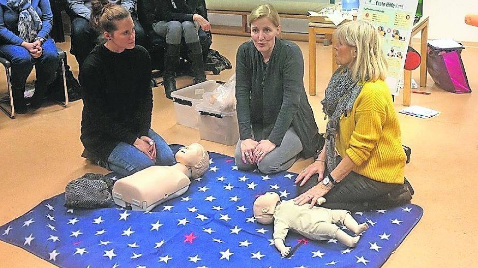  Annette van Leuck (Mitte) erklärt den Teilnehmern, wie sie sich im Ernstfall zu verhalten haben. 