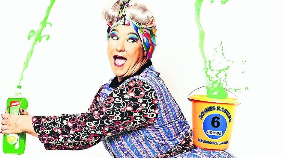  Achnes Kasulke, die freche Putzfrau, sorgt in Hardt für Ordnung.  