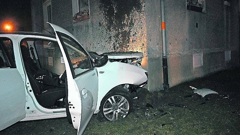 In der Nacht von Dienstag auf Mittwoch ist ein 39-Jähriger auf der Lürriper Straße gegen eine Hauswand gefahren.