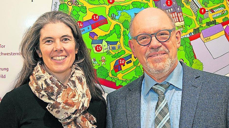 Kinderdorfleiterin Julia Bartkowski begrüßt den neuen Vorstandsvorsitzenden des Freundeskreises Uwe Roscheck.