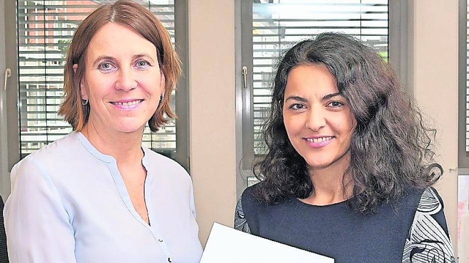 Die neue Beigeordnete Cigdem Bern (r.) erhält die Urkunde von Bürgermeisterin Sabine Anemüller.