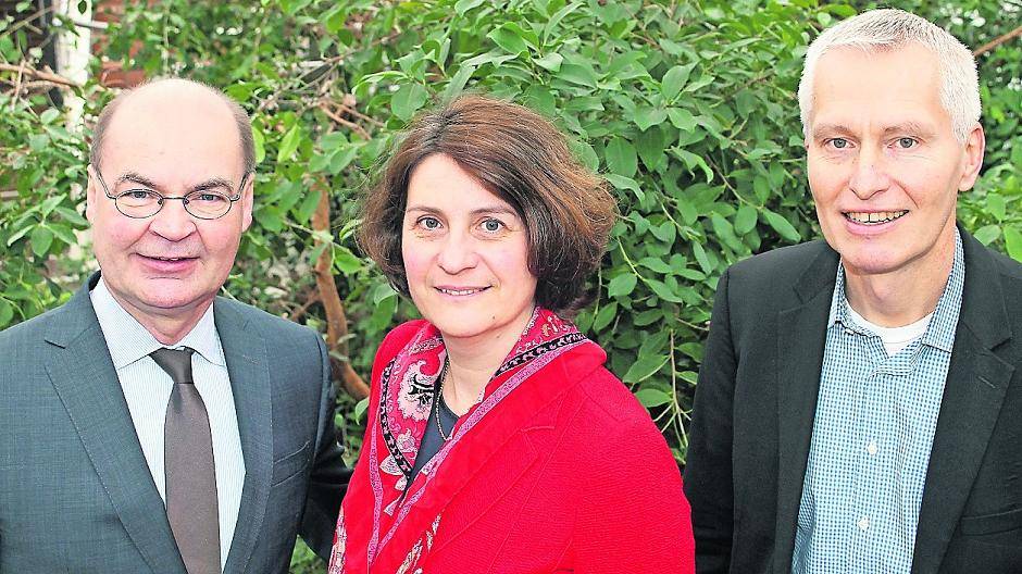  Bewerten die Entwicklung auf dem Arbeitsmarkt: Die Chefin der Krefelder Agentur für Arbeit, Dr. Bettina Rademacher-Bensing sowie die Mitglieder des Verwaltungsrates, Dr. Ralf Sibben (l.) von der Unternehmerschaft Niederrhein und DGB-Vertreter Klaus Churt (r.). 
