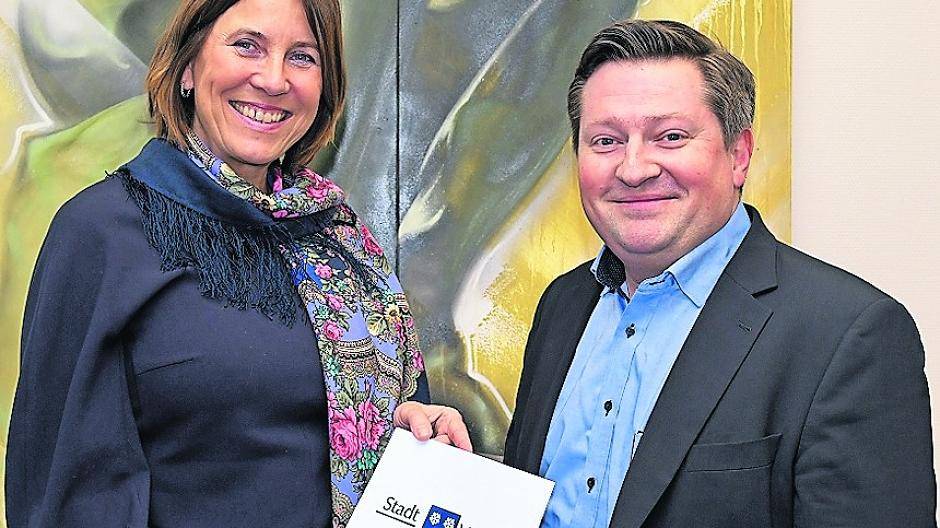 Bürgermeisterin Sabine Anemüller und der künftige Erste Beigeordnete Christian Canzler im Büro der Bürgermeisterin.