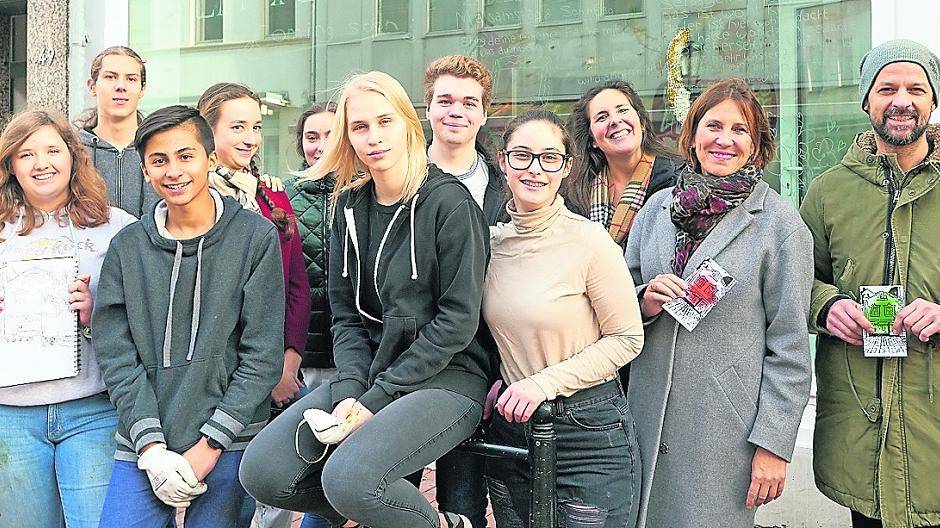 Hannah (l.), Maya (6.v.l.) und Max (7.v.l.) mit der „Raum“-Gang beim Treffen mit Bürgermeisterin Sabine Anemüller, Ortsbürgermeisterin Simone Gartz und Investor Ulf Schröders.