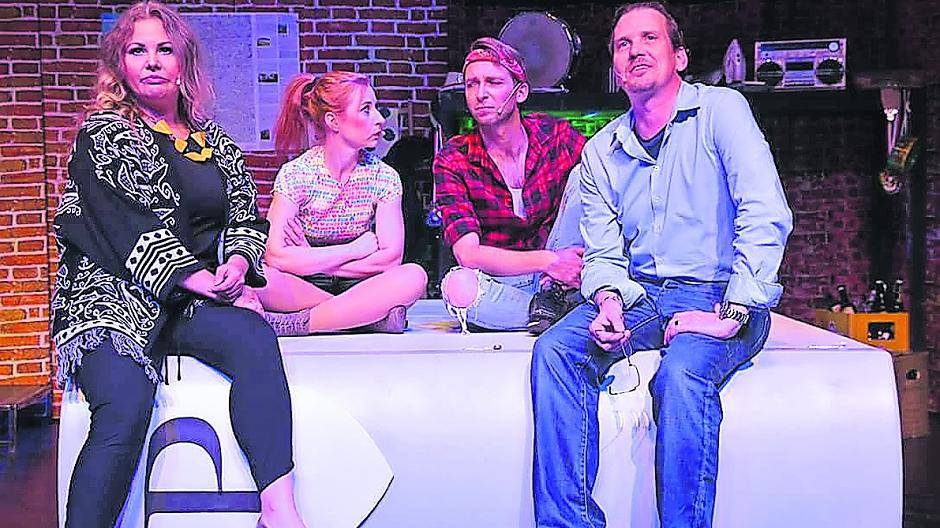  Die Musical-Revue „Schlager, Tanz und tausend Träume“ kann man in der Achim-Besgen-Halle erleben. 