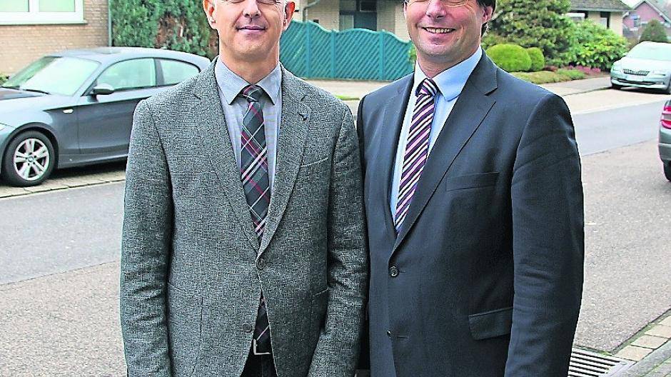  Mit Volker Ruiters (l.) ist ab 1. März ein neuer kaufmännischer Vorstand für die Baugesellschaft Nettetal gefunden, worüber sich der Aufsichtsratsvorsitzende Dr. Marcus Optendrenk sehr freut. 