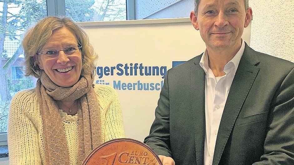 1.346 Euro und 26 Cent hat die Centspenden-Aktion der Stadt Meerbusch im Jahr 2018 erbracht. Der stellvertretende Personalratsvorsitzende Michael Marschall überreichte Bettina Scholten, Geschäftsführerin der Bürgerstiftung „Wir für Meerbusch“, das symbolische Centstück.