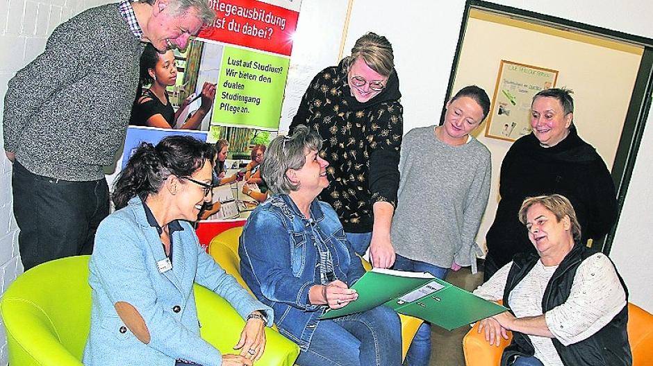 Das Kollegium der Krankenpflegeschule freut sich, mit dem neuen Modulhandbuch den individuellen Vorstellungen und Anforderungen der Lernenden noch gerechter werden zu können.