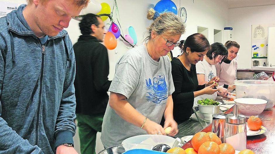  Im Strümper Pappkarton packen Ehrenamtliche ordentlich mit an. 