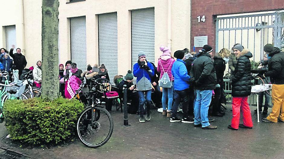  Es spricht für die Gemeindearbeit in Osterath, für das Leben und die Gemeinschaft des beliebten Meerbuscher Ortsteils: Am vergangenen Samstagvormittag bildete sich vor der Nussschale eine lange Warteschlagen und sorgte bei den Passanten für Verwirrung. Der Hype: Die Anmeldung für die Messdienerfahrt 2019. 