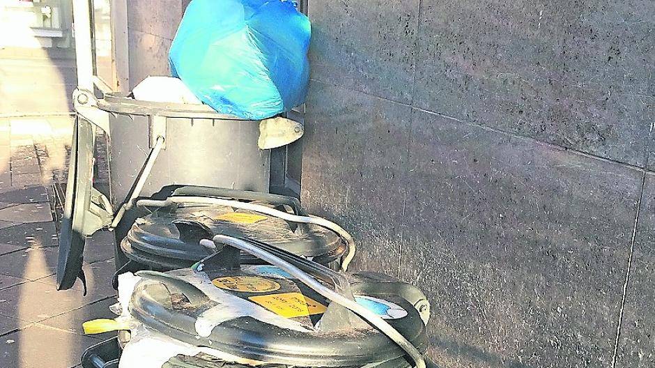  In Mönchengladbach, so wie hier am Sittardplatz, haben es offensichtlich noch nicht alle Bürger kapiert: Ringtonnen werden von der mags nicht mehr geleert. 
