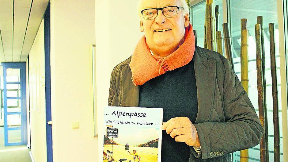 Mehr als 40 Alpenpässe hat Paul Sonn mit dem Rennrad bezwungen. Seine Erlebnisse schildert er in seinem neuen Buch.