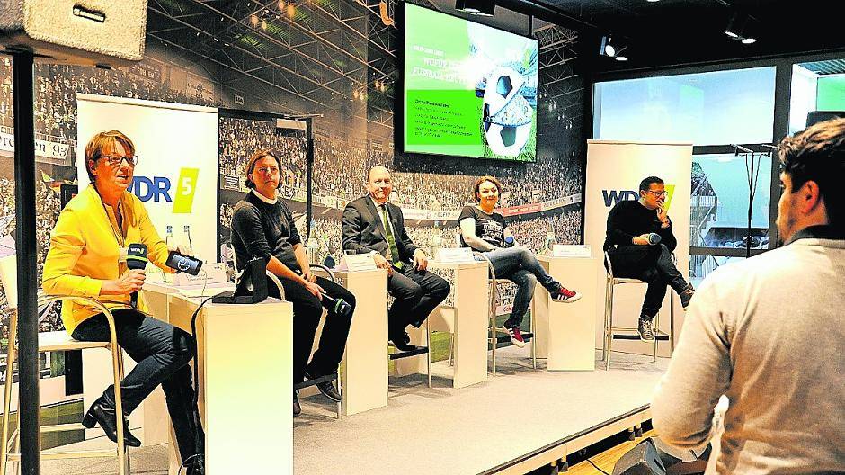  Die Moderatoren Judith Schulte-Loh und Uli Spinrath diskutierten auf dem Podium mit (v.l.) Christoph Ruf, Stephan Schippers, Sue Rudolph und Max Eberl. 