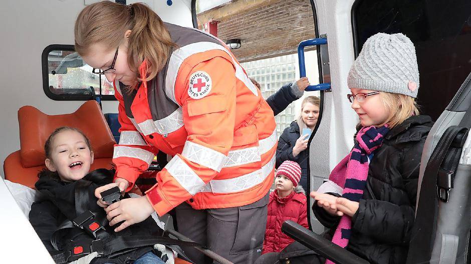 Wie liegt es sich eigentlich so in einem Rettungswagen? Beim Start des Projekts „Kinder helfen Kindern“ nahmen Grundschüler das Innere eines RTW in Augenschein.