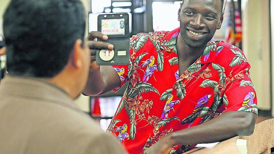 Baaba (Omar Sy) ist stolz auf seine französische Polizeimarke.