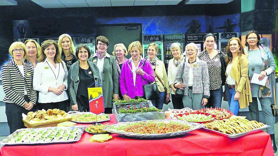 Die Frauen vom Inner Wheel Club laden zu Häppchen mit Prosecco und dem Film „Birnenkuchen mit Lavendel“ ein. Der Club engagiert sich seit 1997 für Menschen in Not.