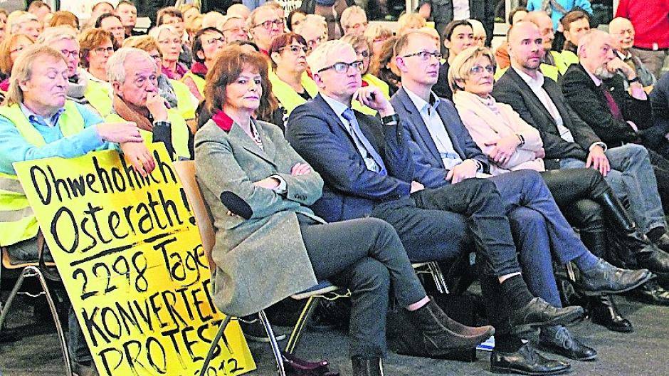  Bürgermeisterin Angelika Mielke-Westerlage (vorne links) befürchtet, die Entscheidung werde wohl gegen die Menschen getroffen und für den Konverterbau in Meerbusch. 