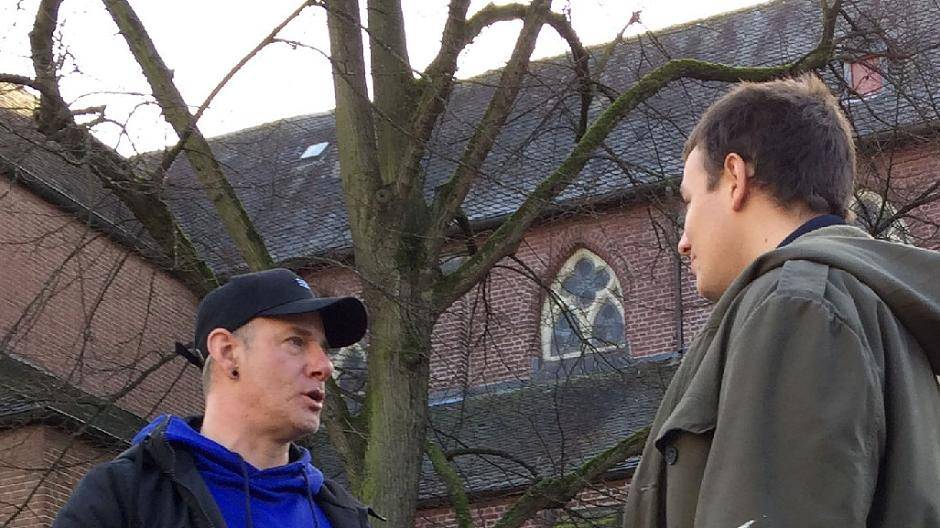  Er macht sich stark für Obdachlose: Marcus Mesterom (l.) im Gespräch mit einem Betroffenen, Andreas Poos. 