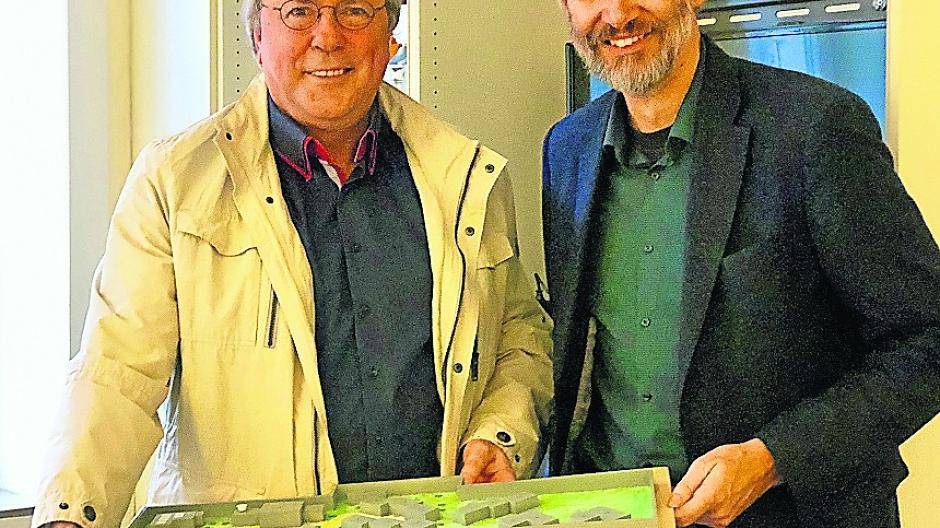 Uwe Schummer, MdB (links) und Pfarrer Roland Kühne mit einem Modell des Bauvorhabens.