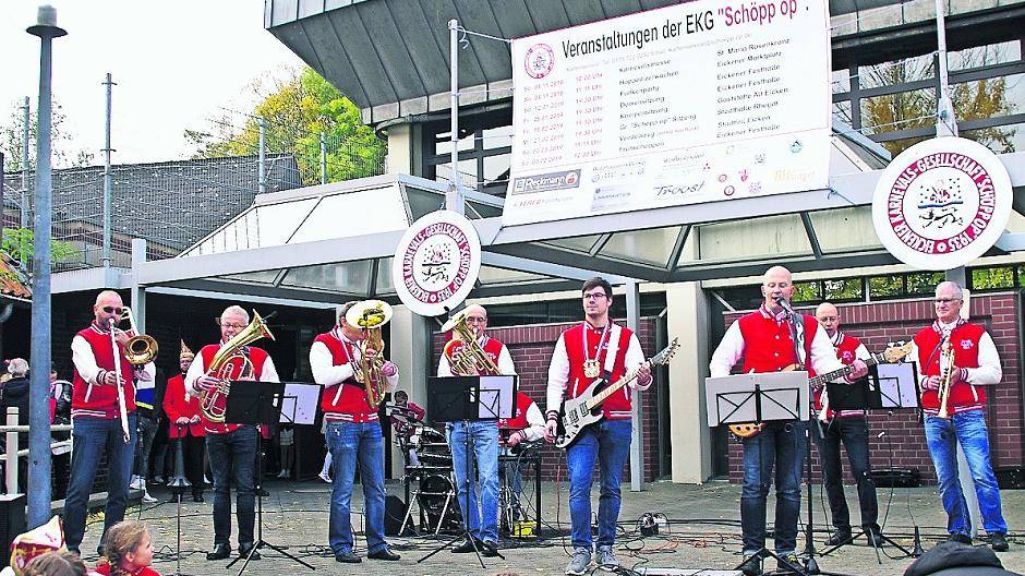  Aus den Fanfaren-Trompeten Schöpp op hat sich die Band EFFTEE gegründet. Mit moderner Karnevalsmusik sorgen die Musiker für Stimmung. 