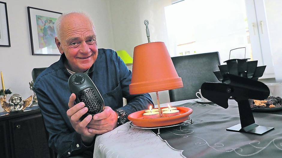  Detlefs Ökoofen auf dem Tisch funktioniert auch noch, wenn der Strom auch ausfällt. Der Ofenventilator (rechts im Bild) und der Heizlüfter für die Steckdose sind ebenfalls für unter 20 Euro zu haben. 