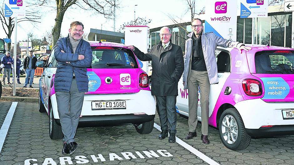  Den Startschuss für die Mobilität der Zukunft gaben jetzt (v.l.) Frank Kindervatter (NEW-Vorstand), OB Hans Wilhelm Reiners und Dr. Hans Peter Schlegelmilch (Vorsitzender NEW-Aufsichtsrat).  