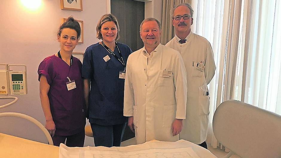  Am Eli befinden sich werdende Eltern und ihre Kinder in guten Händen. Hier stellen (v.l.) die Hebammen Carolin Hutsch und Linda Engbrocks sowie Dr. Harald Lehnen und Prof. Dr. Wolfgang Kölfen die Ausstattung eines Kreißsaals vor. 