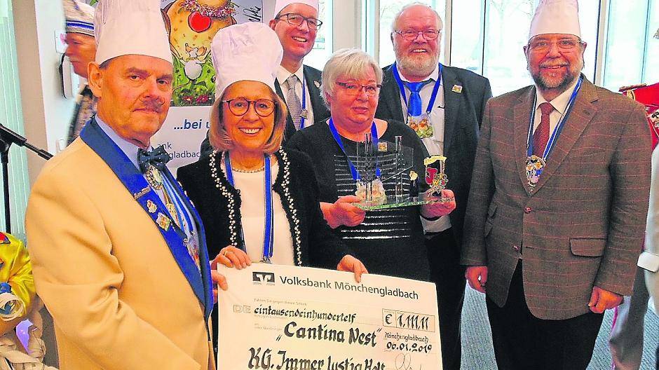  Die Jury, hier mit Mützen, bestehend aus den „Chefköchen“ (von links) Günter Claßen, Monika Bartsch, Franz Dierk Meurers und Horst Thoren, überreichte den Scheck an Renate Bongartz-Thyssen und Uwe Pederiva vom Cantina Nest. 
