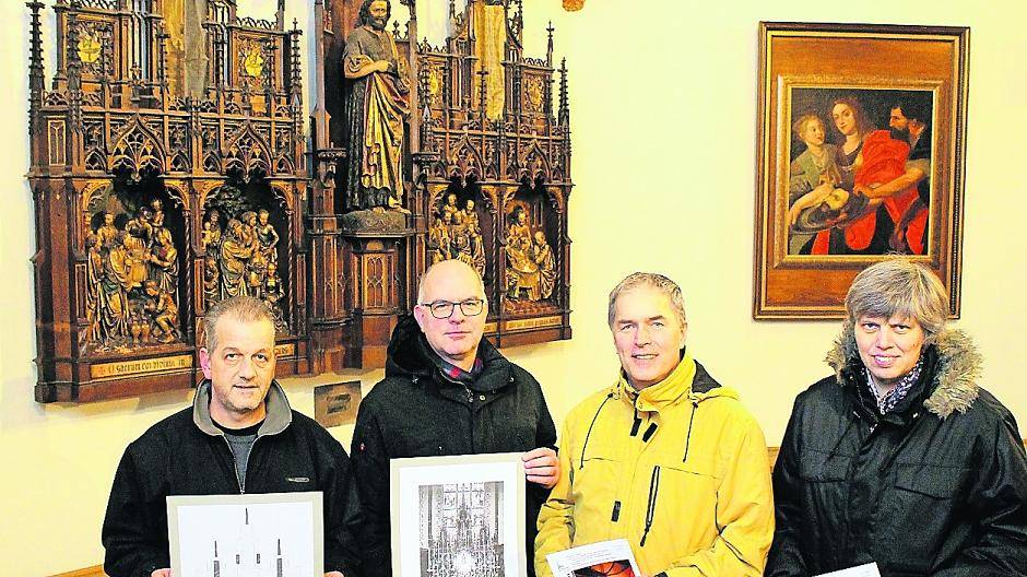  Nahezu zweidimensional hängen Teile des Hochaltars am Abschluss des Chors unter den Fenstern. Peter Theisen, Ulrich Bons, Klaus Fothen und Annette Hegger vom Kirchbauverein möchten, dass der wiederhergestellte neugotische Altar wieder den Blickfang im Chor bildet. 