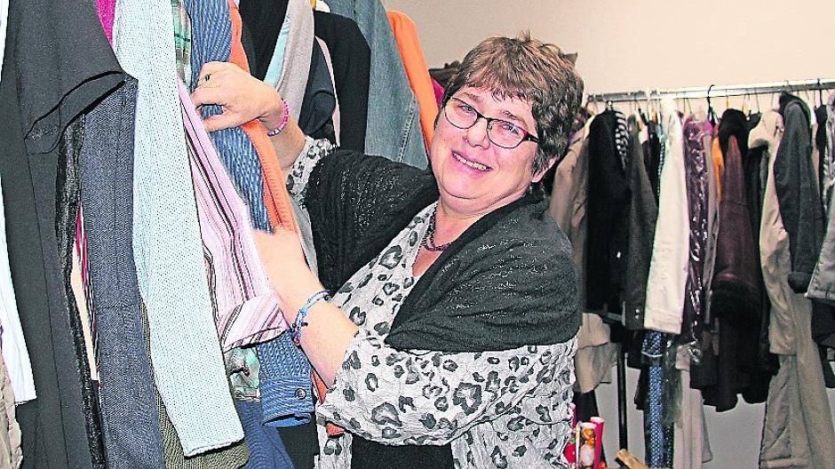 In den Räumlichkeiten in Elmpt sortieren Biggi Christiani und weitere ehrenamtliche Helfer gespendete Kleidung, um diese an Obdachlosenorganisationen zu übergeben.