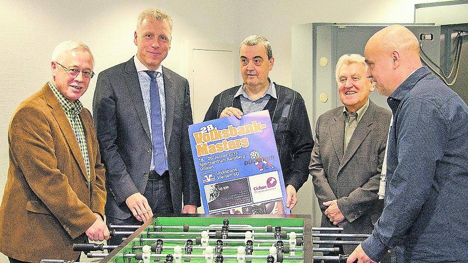 Zu einem „Probematch“ trafen sich in der Volksbank Schirmherr Dr. Paul Schrömbges (links), Stefan Sieger (rechts) am Kicker sowie Volksbank-Vorstand Jürgen Cleven, Willi Wittmann und 2. Vorsitzender Andreas Debock.