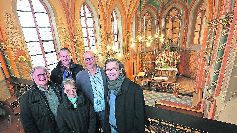 Gemeinsame Besichtigung der Bauarbeiten: Hans Werner Quasten, Förderverein Stiftung Volksverein, Bundestagsabgeordneter Dr. Günter Krings, die Leiterin des TaK Schwester Luzia Schmuki, Johannes Eschweiler, Förderverein Stiftung Volksverein und Ratsherr Bernhard Stein, Stadtteil Waldhausen (v.l.), ließen sich von Architekt Eckardt Mertens und Restaurator Franz Moll rumführen.