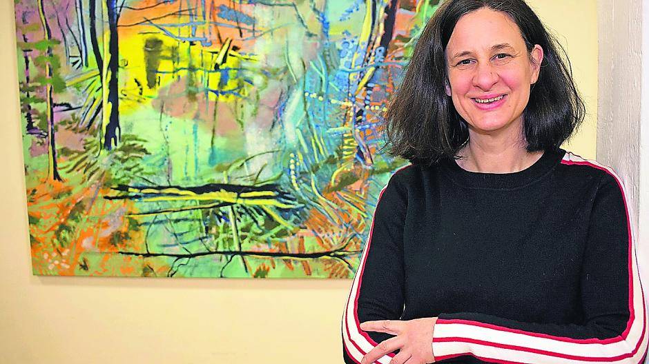 Katrin Roeber vor ihrem Bild „Biberburg hellblau“. Noch bis zum 29. März sind die Bilder der Künstlerin im Korschenbroicher Rathaus zu sehen.