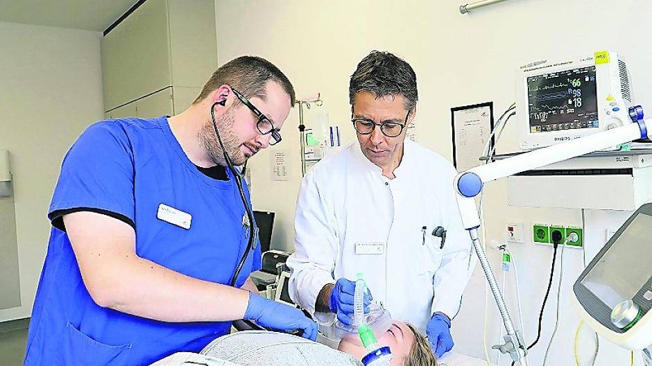  Chefarzt Dr. Matthias Garczarek (Mitte) mit dem leitenden Oberarzt Jan Zoller bei der Untersuchung einer Patientin im Schockraum der neuen Zentralen Interdisziplinären Notaufnahme im AKH Viersen. Das Foto zeigt eine nachgestellte Szene. 