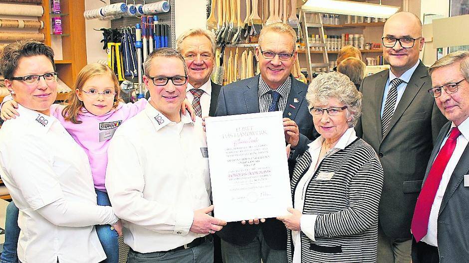  100 Jahre Steppen Farben &amp; Tapeten in Willich an der Neusser Straße (von links): Heike Greins mit Tochter Jana, Stefan Greins, Bürgermeister Josef Heyes, Obermeister Ingo Pawlowski, Monika Greins, Marc Peters, Geschäftsführer der Kreishandwerkerschaft Niederrhein, und Karl Greins. 