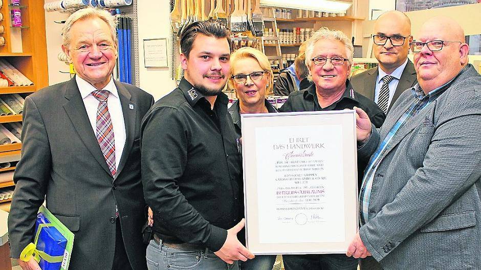  Die Gründung vor 100 Jahren feierte auch der Betrieb H-J Steppen Karosseriebau (von links): Bürgermeister Josef Heyes, Pascal, Marie-Claire und Hans-Josef Steppen, Marc Peters, Geschäftsführer der Kreishandwerkerschaft) und der stellvertretende Obermeister Ralph Treeker. Foto: Schütz 