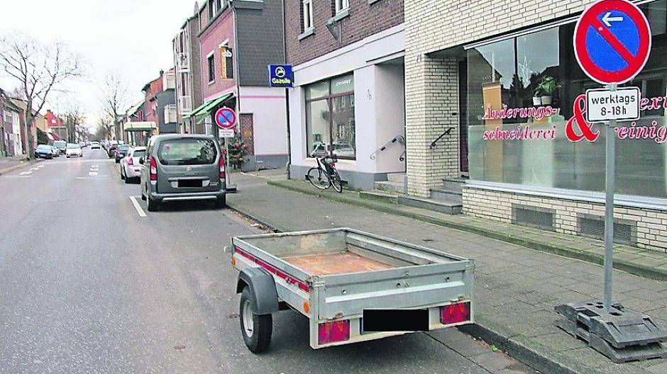 Derzeit weisen mobile Schilder auf das eingeschränkte Halteverbot hin. Bald kommen fest installierte Schilder.