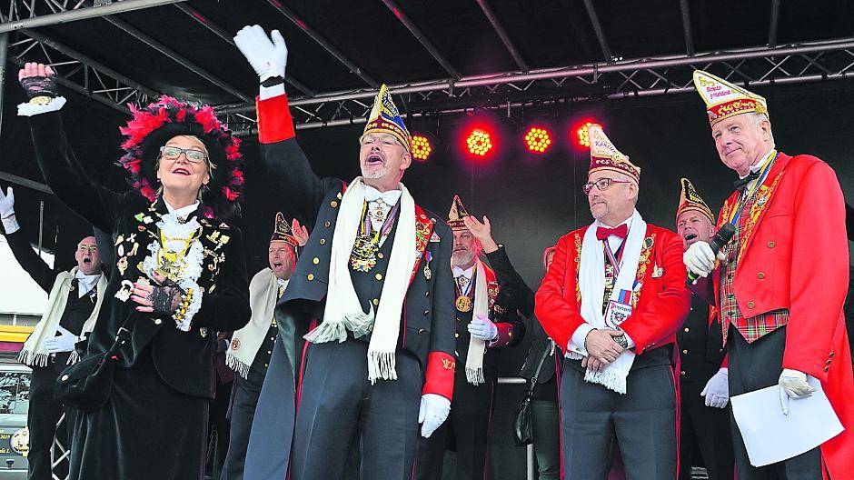  Senatspräsident Frank Schiffers (rechts) und Kanzler Dirk Mangold stellten Viersens neues Prinzenpaar Ute I. und Thilo I. (Ditges) der Viersener Öffentlichkeit vor. 
