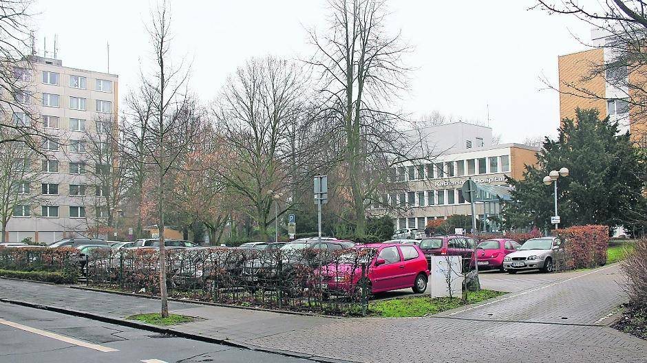 Das ehemalige Schwesternheim (links) und der gesamte Komplex des früheren Katharinen-Hospitals — auch der 3,55 Millionen teure Anbau, der erst im Jahr 2011 fertig gestellt wurde — werden noch in diesem Jahr abgerissen.