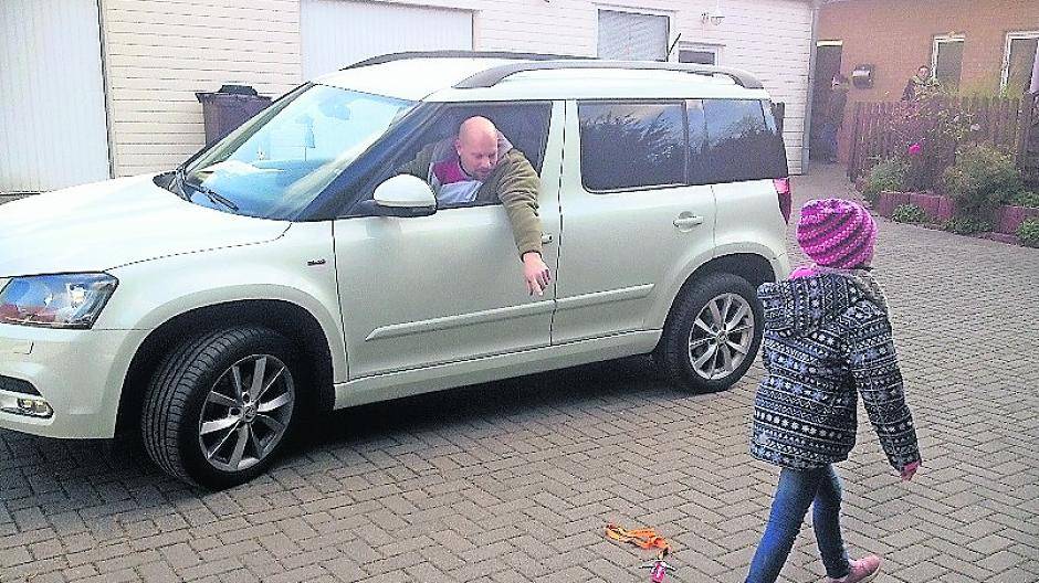 Trainer Michael Remigius bringt den Kindern bei, wie sie sich verhalten sollen.