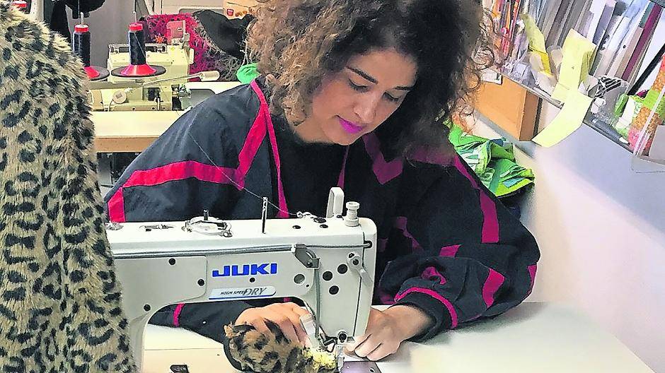 Ghazal Schneider macht sich an die Tatzen.