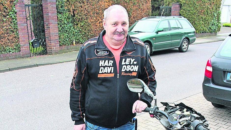  Norbert Stratmann mit dem zerstörten Roller. Auch der Motor ist defekt, weil er im Wasser lag. 