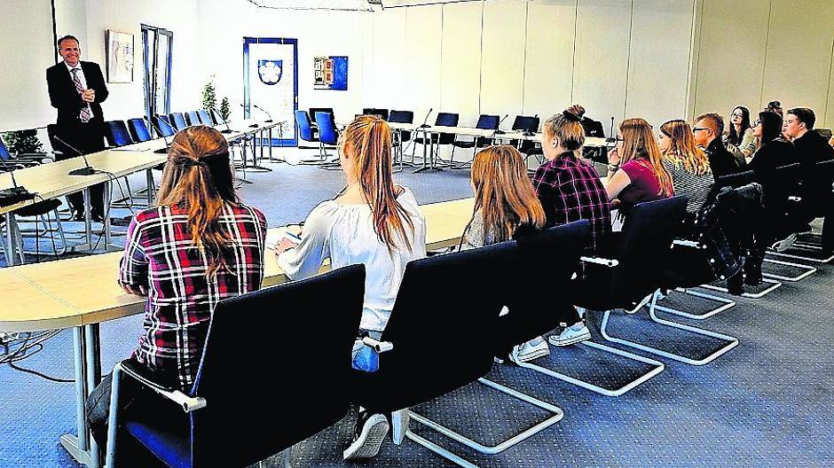 14 Schülerinnen und Schüler nahmen am Kommunalpolitischen Praktikum der Stadt Nettetal teil.