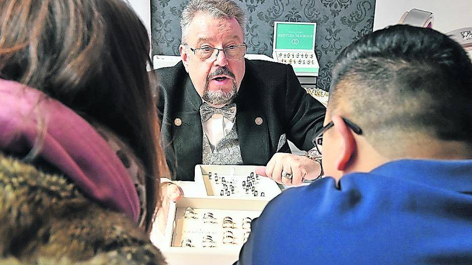  Eine gute fachliche Beratung legt den Grundstock für eine geglückte Hochzeit — und das gilt nicht nur für die passenden Eheringe. Foto: max 