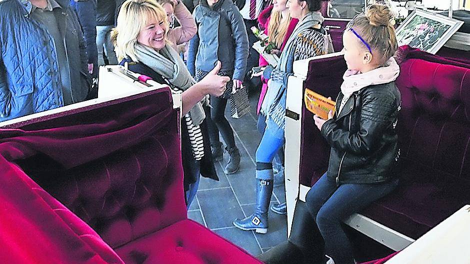  Einmal in einer Brautkutsche sitzen — diesen Wunsch können sich auch die jüngeren Besucherinnen beim Besuch der Willicher Hochzeitsmesse erfüllen. 