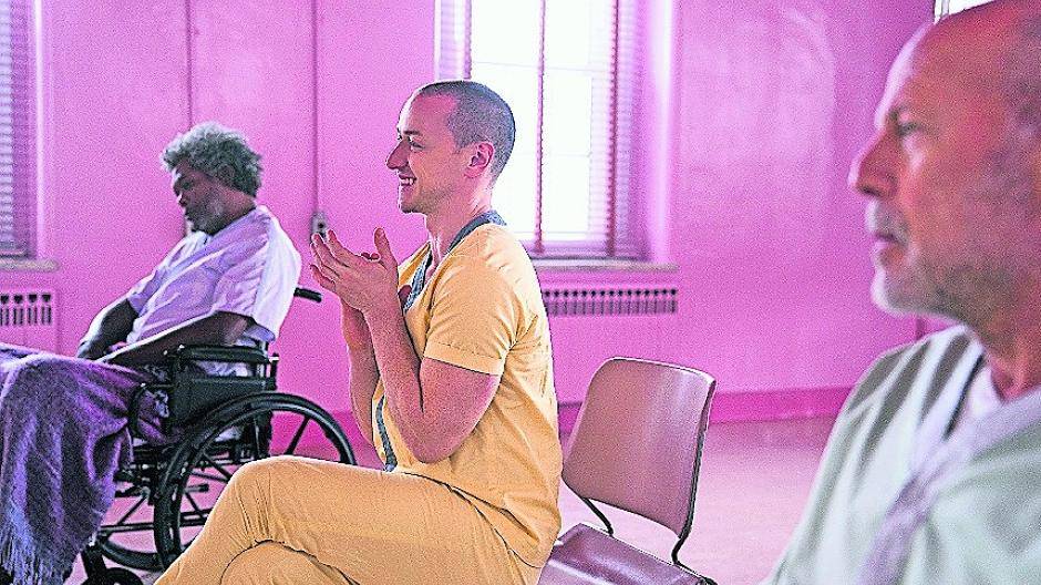  Der erste große Blockbuster 2019 steht bereits in den Startlöchern. Am 17. Januar kommt „Glass“ mit (v.l.) Samuel L. Jackson, James McAvoy und Bruce Willis ins Kino. 