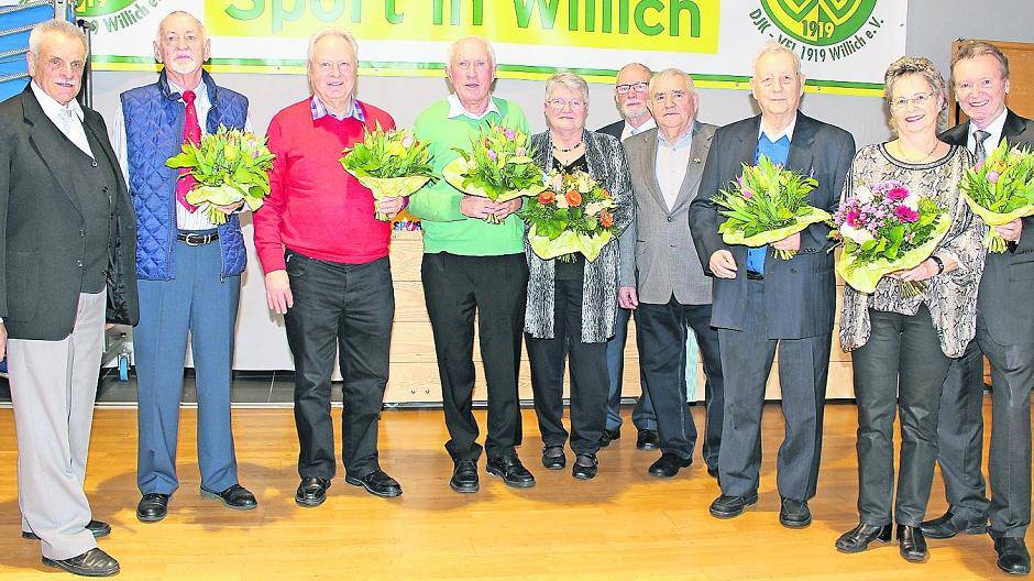 Der 2. Vorsitzende des Sportvereins DJK VfL Willich Peter Kadoch (l.) mit den sieben Ehrenmitgliedern des Verein (v.l.): Adolf Kleinen, Josef Adams, Helmut Goedhart, Volker Enger (mit Ehefrau Anni), Toni Hops, Karl Franßen und Jürgen Hofferer (mit Ehefrau Uschi).