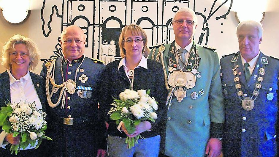  Nicky Küsters, Minister Herbert Küsters, Claudia Himmel-Fadi, König Peter Himmel und Minister Klaus Meyer (von links) bilden das Königshaus der Willicher Bruderschaft. 